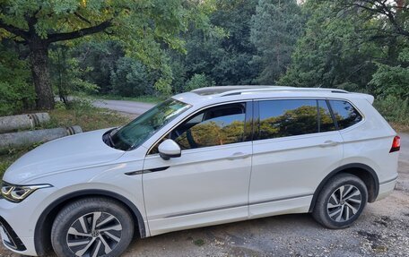 Volkswagen Tiguan II, 2022 год, 3 400 000 рублей, 2 фотография