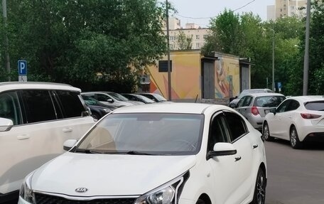 KIA Rio IV, 2018 год, 1 100 000 рублей, 2 фотография