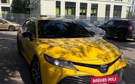 Toyota Camry, 2021 год, 1 650 000 рублей, 2 фотография