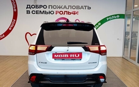 Mitsubishi Outlander III рестайлинг 3, 2022 год, 2 799 000 рублей, 5 фотография
