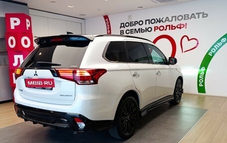 Mitsubishi Outlander III рестайлинг 3, 2022 год, 2 799 000 рублей, 4 фотография