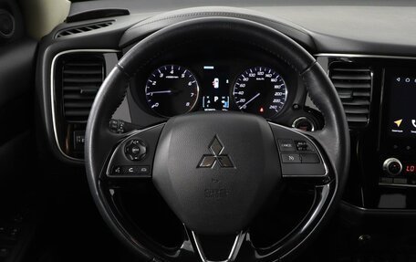 Mitsubishi Outlander III рестайлинг 3, 2021 год, 2 425 200 рублей, 11 фотография