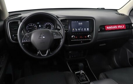 Mitsubishi Outlander III рестайлинг 3, 2021 год, 2 425 200 рублей, 6 фотография