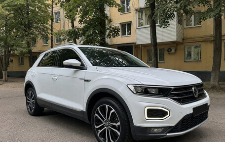 Volkswagen T-Roc I, 2023 год, 2 200 000 рублей, 2 фотография