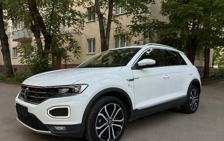 Volkswagen T-Roc I, 2023 год, 2 200 000 рублей, 3 фотография