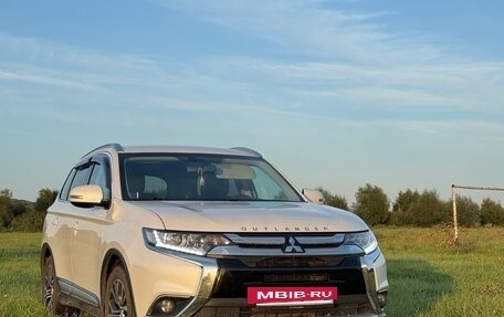 Mitsubishi Outlander III рестайлинг 3, 2018 год, 2 250 000 рублей, 2 фотография