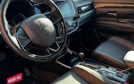 Mitsubishi Outlander III рестайлинг 3, 2018 год, 2 250 000 рублей, 10 фотография