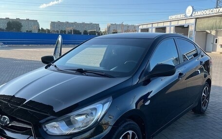 Hyundai Solaris II рестайлинг, 2013 год, 922 000 рублей, 1 фотография