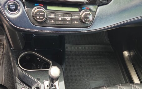 Toyota RAV4, 2018 год, 3 400 000 рублей, 10 фотография