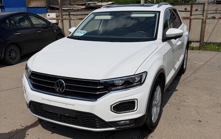 Volkswagen T-Roc I, 2023 год, 1 820 000 рублей, 2 фотография