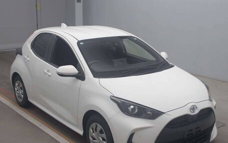 Toyota Yaris, 2021 год, 1 240 000 рублей, 20 фотография