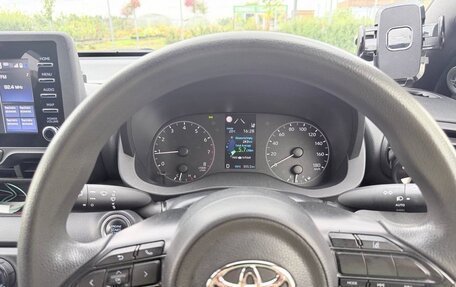 Toyota Yaris, 2021 год, 1 240 000 рублей, 24 фотография