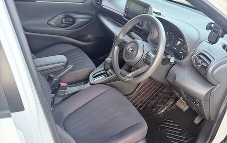 Toyota Yaris, 2021 год, 1 240 000 рублей, 33 фотография