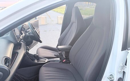 Toyota Yaris, 2021 год, 1 240 000 рублей, 36 фотография