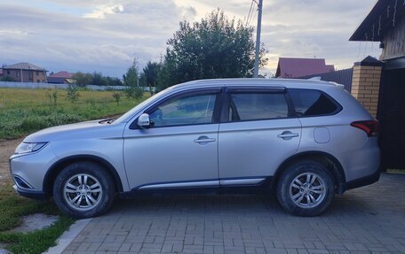 Mitsubishi Outlander III рестайлинг 3, 2018 год, 2 000 000 рублей, 2 фотография