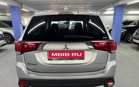 Mitsubishi Outlander III рестайлинг 3, 2017 год, 1 950 000 рублей, 6 фотография