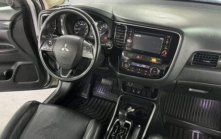 Mitsubishi Outlander III рестайлинг 3, 2017 год, 1 950 000 рублей, 12 фотография