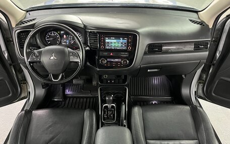 Mitsubishi Outlander III рестайлинг 3, 2017 год, 1 950 000 рублей, 16 фотография