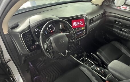 Mitsubishi Outlander III рестайлинг 3, 2017 год, 1 950 000 рублей, 11 фотография