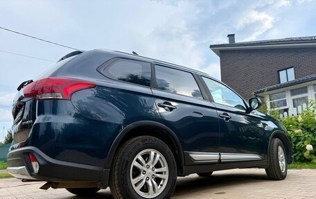 Mitsubishi Outlander III рестайлинг 3, 2018 год, 1 650 000 рублей, 2 фотография