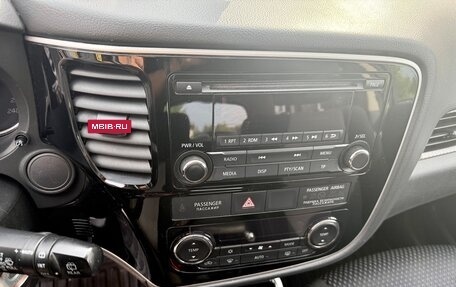 Mitsubishi Outlander III рестайлинг 3, 2018 год, 1 650 000 рублей, 13 фотография