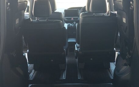 Toyota Noah III, 2019 год, 2 850 000 рублей, 11 фотография