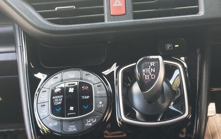 Toyota Noah III, 2019 год, 2 850 000 рублей, 20 фотография