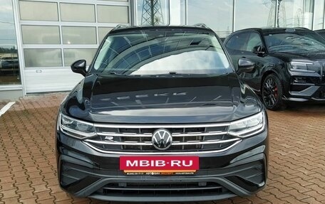 Volkswagen Tiguan II, 2021 год, 3 600 000 рублей, 2 фотография