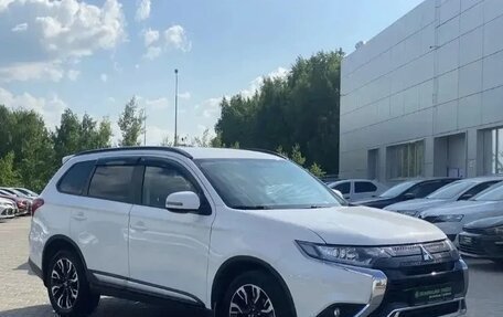 Mitsubishi Outlander III рестайлинг 3, 2021 год, 2 550 000 рублей, 3 фотография