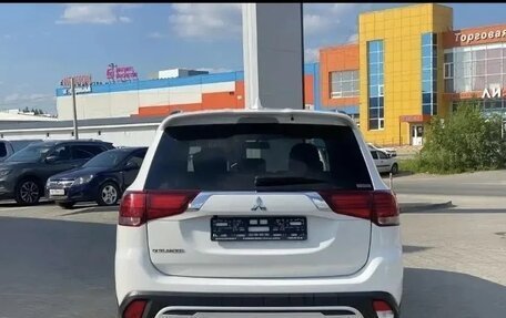 Mitsubishi Outlander III рестайлинг 3, 2021 год, 2 550 000 рублей, 8 фотография