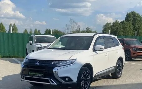 Mitsubishi Outlander III рестайлинг 3, 2021 год, 2 550 000 рублей, 4 фотография