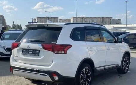Mitsubishi Outlander III рестайлинг 3, 2021 год, 2 550 000 рублей, 5 фотография