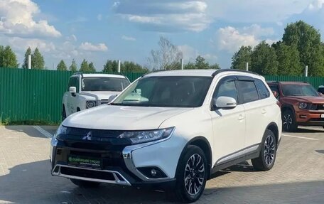 Mitsubishi Outlander III рестайлинг 3, 2021 год, 2 550 000 рублей, 10 фотография