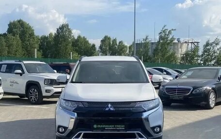 Mitsubishi Outlander III рестайлинг 3, 2021 год, 2 550 000 рублей, 2 фотография