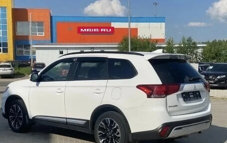 Mitsubishi Outlander III рестайлинг 3, 2021 год, 2 550 000 рублей, 6 фотография