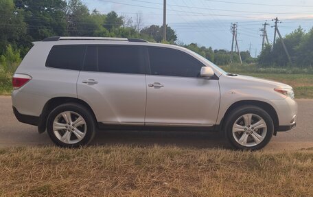 Toyota Highlander III, 2012 год, 2 200 000 рублей, 2 фотография