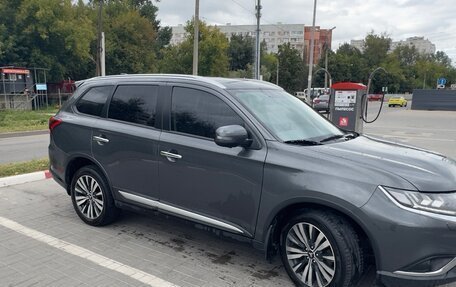 Mitsubishi Outlander III рестайлинг 3, 2014 год, 2 849 000 рублей, 4 фотография