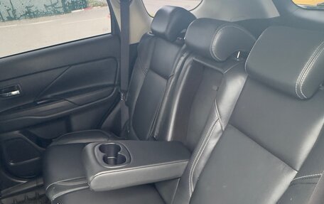 Mitsubishi Outlander III рестайлинг 3, 2014 год, 2 849 000 рублей, 12 фотография