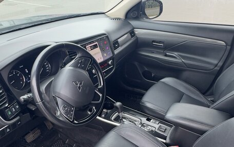 Mitsubishi Outlander III рестайлинг 3, 2014 год, 2 849 000 рублей, 14 фотография