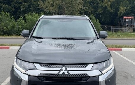 Mitsubishi Outlander III рестайлинг 3, 2014 год, 2 849 000 рублей, 2 фотография