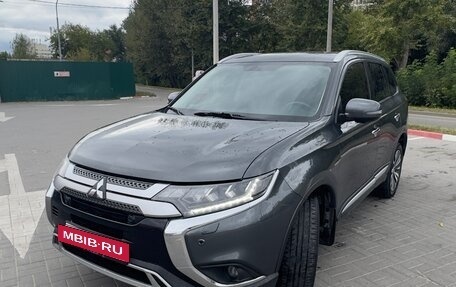 Mitsubishi Outlander III рестайлинг 3, 2014 год, 2 849 000 рублей, 25 фотография