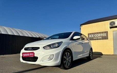 Hyundai Solaris II рестайлинг, 2011 год, 900 000 рублей, 2 фотография