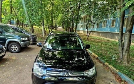 Mitsubishi Outlander III рестайлинг 3, 2013 год, 1 400 000 рублей, 2 фотография