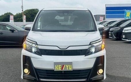 Toyota Voxy III, 2016 год, 1 385 008 рублей, 2 фотография