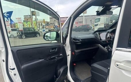 Toyota Voxy III, 2016 год, 1 385 008 рублей, 10 фотография