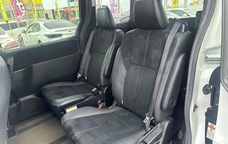 Toyota Voxy III, 2016 год, 1 385 008 рублей, 21 фотография
