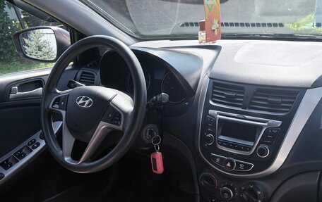 Hyundai Solaris II рестайлинг, 2015 год, 900 000 рублей, 4 фотография