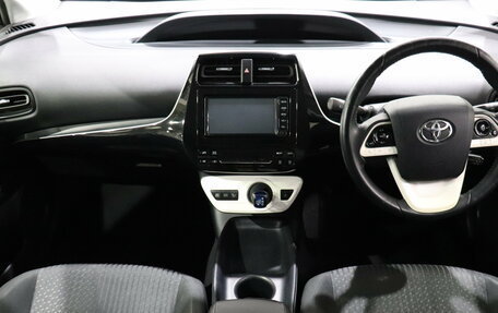 Toyota Prius IV XW50, 2017 год, 1 500 000 рублей, 15 фотография