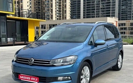 Volkswagen Touran III, 2021 год, 1 649 020 рублей, 2 фотография