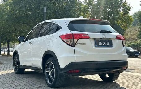Honda Vezel, 2022 год, 1 600 000 рублей, 2 фотография